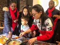 北京:外国人山村迎春节 北京:外国人山村迎春节