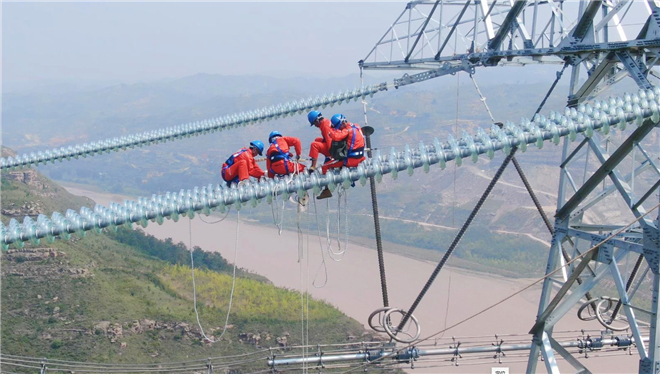 国网陕西电力:三秦秋景美如画 电力铁军入画来_fororder_±800千伏陕武线首检更换自爆绝缘子(国网陕西电力供图)