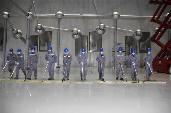 国网陕西电力:三秦秋景美如画 电力铁军入画来_fororder_陕武直流年检现场作业人员进行阀厅地面清洁除尘(摄影:马腾)