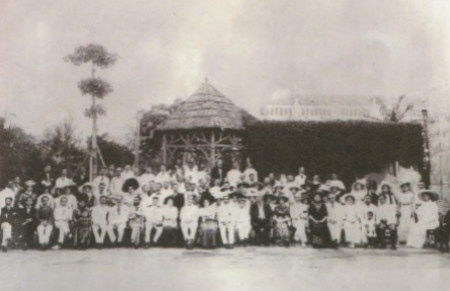1912年5月，孙中山访问澳门，与各界欢迎人士在娱园合影