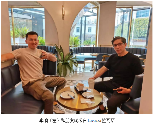 一杯Lavazza拉瓦萨咖啡 打开他们融入城市的入口