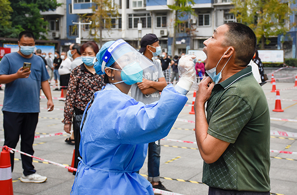 自贡高新区:学院街社区卫生服务中心全力以赴助力打赢疫情防控阻击战_fororder_2核酸采样现场(摄影-赵丽)