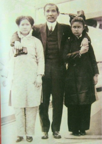 1912年，孙中山与两女孙娫（左）、孙婉（右）合影