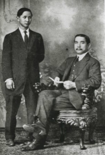 1910年，孙中山与孙科在檀香山合影
