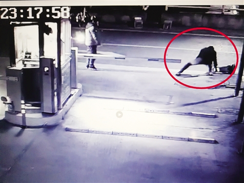 男子醉酒砸车追打保安 醒来&quot;失忆&quot;问民警怎么回事