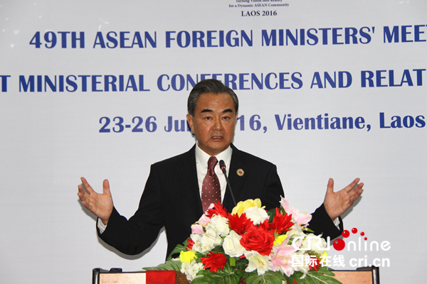 中国外交部长王毅25日在老挝万象出席中外媒体吹风会