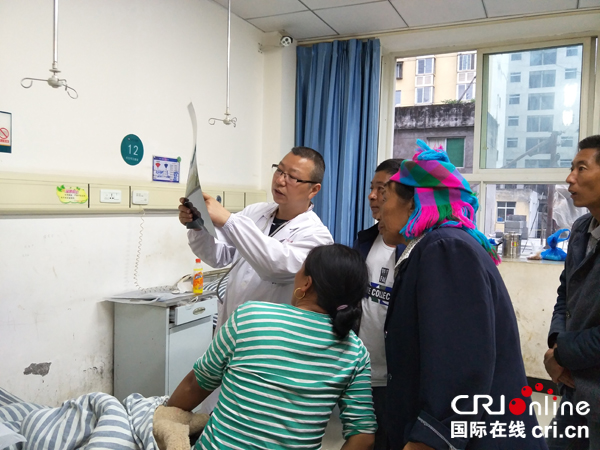 图片默认标题_fororder_戴元义正在为病人复查康复情况