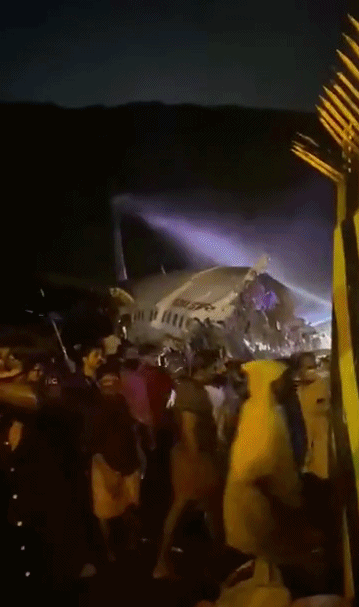 印度航空一架客机在南部喀拉拉邦机场降落时冲出跑道 已致14人遇难