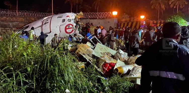 印度航空一架客机在南部喀拉拉邦机场降落时冲出跑道 已致17人遇难