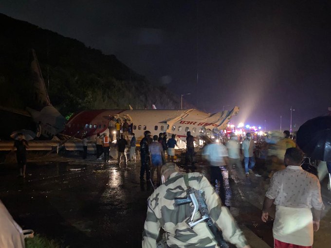 印度航空一架客机在南部喀拉拉邦机场降落时冲出跑道 已致17人遇难