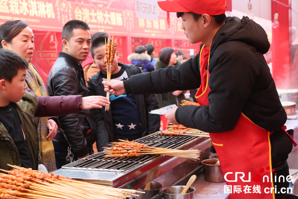 图片默认标题_fororder_市民在小吃窗口购买食物--摄影--韩土蓉