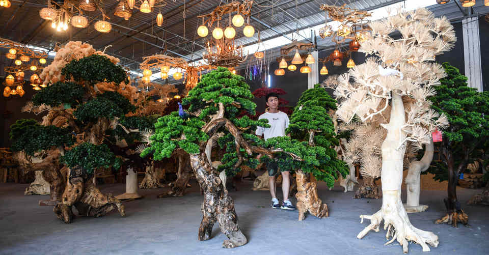 广西桂林:根雕工艺品助力脱贫增收