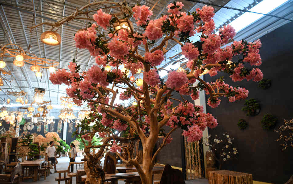 广西桂林:根雕工艺品助力脱贫增收