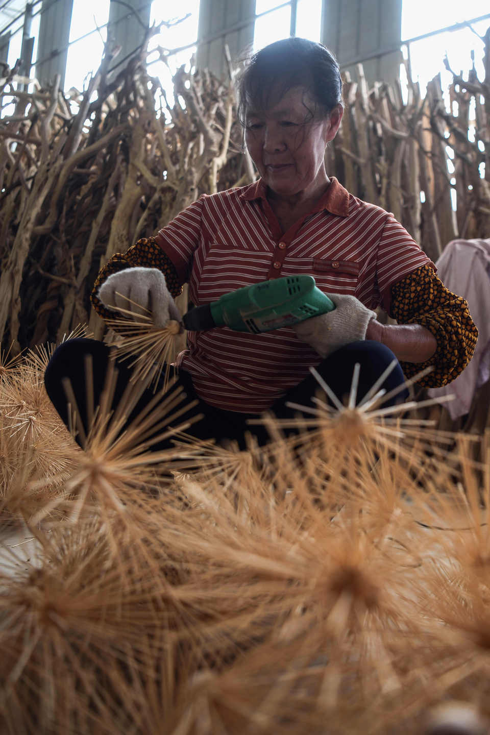 广西桂林:根雕工艺品助力脱贫增收
