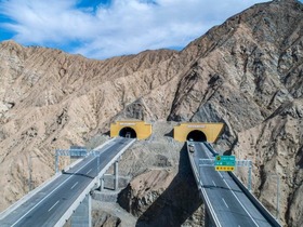 新华全媒+丨第三条进出新疆高速公路通车