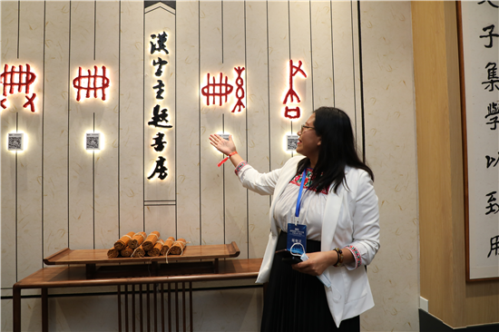 外媒记者用镜头记录汉字主题书房 促进文化交流_fororder_2