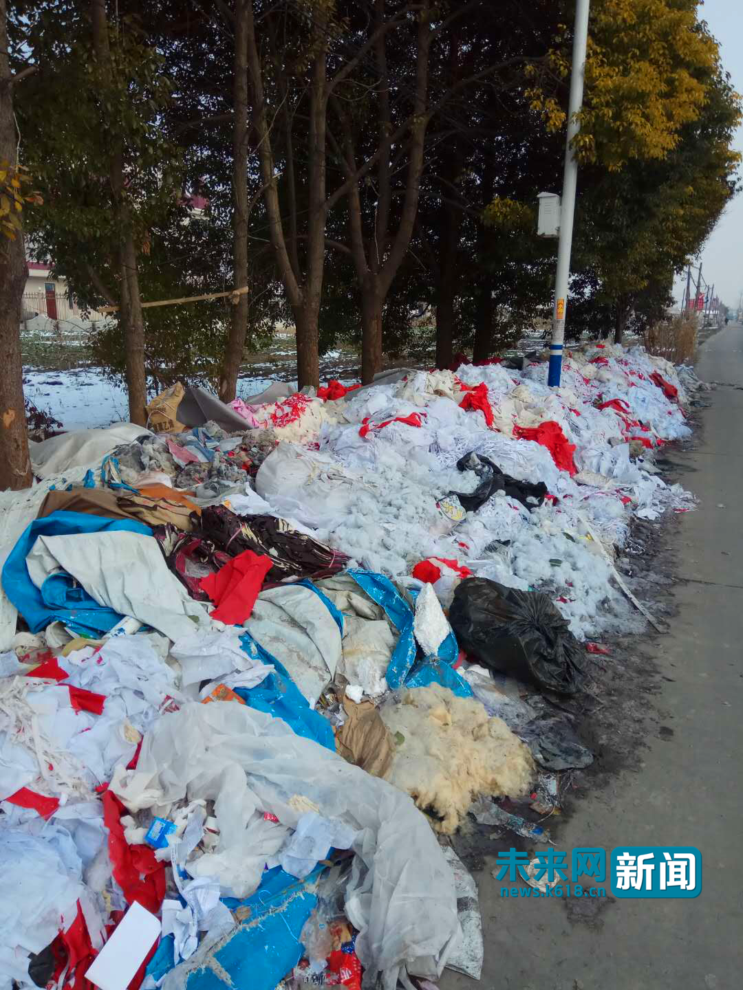 江苏一农田被埋大量家纺垃圾 村民:像住在粪坑里