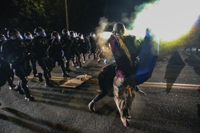 美国波特兰抗议活动持续 警方逮捕多名示威者