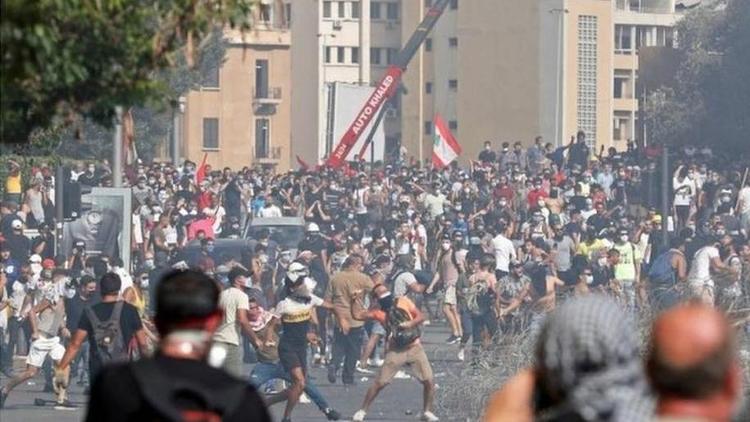 黎巴嫩贝鲁特市中心就爆炸案事件 发生大规模示威游行