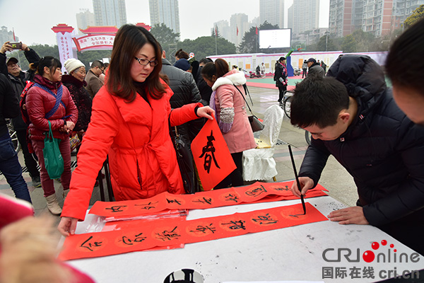 图片默认标题_fororder_书法家为市民书写春联