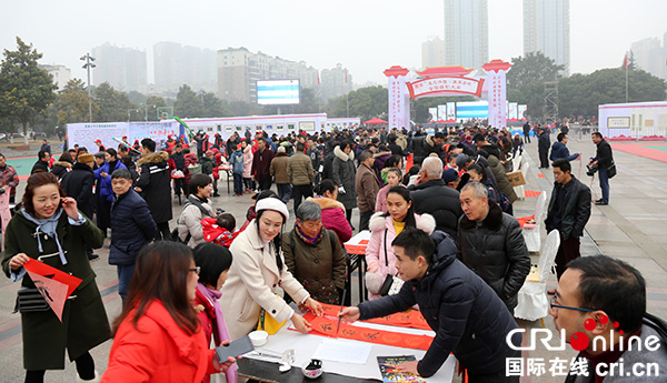 图片默认标题_fororder_群众争相前去请“福”回家