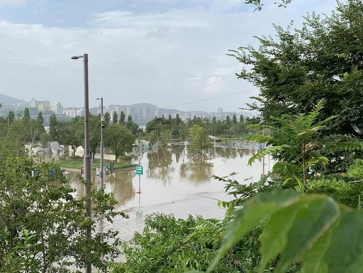 韩国暴雨灾害已致30人死亡 台风将至或使灾情持续扩大