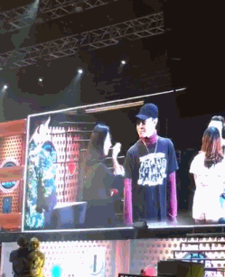 权志龙被粉丝亲 偶像被粉丝亲的一瞬间谁的心在破碎?