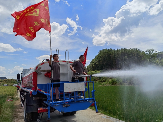 （供稿）贵州思南：“志愿红”守好群众“粮仓”和“水缸”_fororder_使用应急车辆灌溉