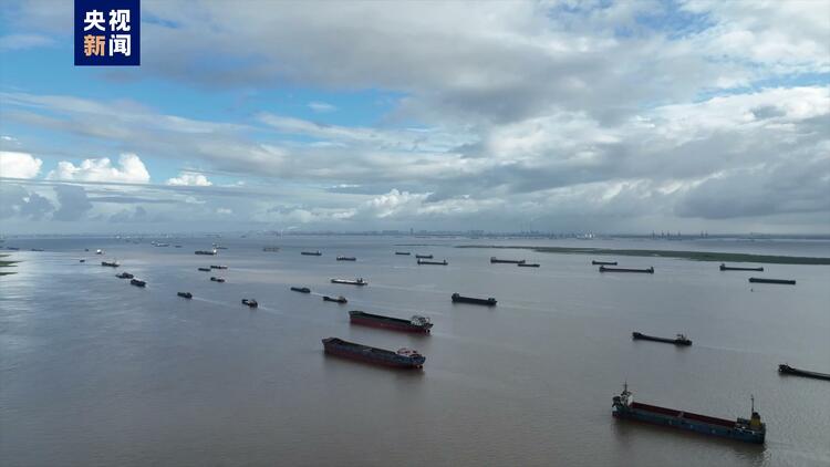 上海：应对(dui)台风“轩岚诺” 长江口及洋山水域疏散船舶796艘次