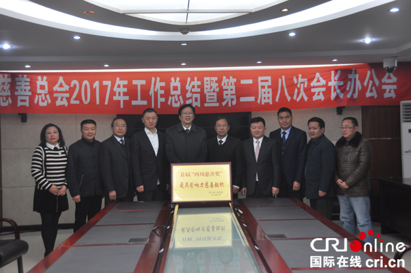 图片默认标题_fororder_在荣誉前合影。摄影--张清锐