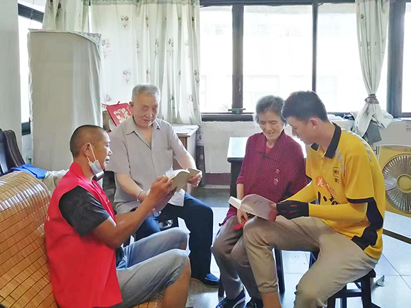 自贡市组织动员广大党员干部在疫情防控一线发挥先锋模范作用_fororder_外卖小哥协助社区开展疫情防控工作(供图-自贡市委宣传部)