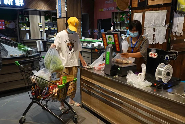 天府新区:菜市,管够;外卖,方便_fororder_天府新区居民在苏尔玛超市采购-供图-天府新区党群工作部
