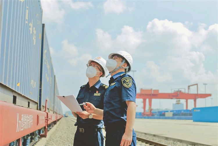 黑龙江省首批铁路出口货物“快速通关”