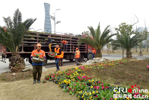 图片默认标题_fororder_在道路节点摆放鲜花