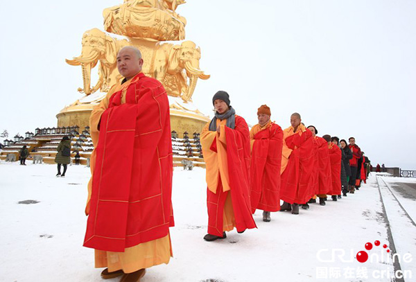 图片默认标题_fororder_游人们在法师带领下手持红丝带进行绕佛祈愿