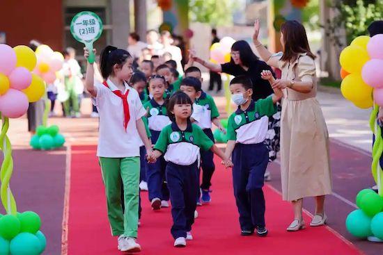 朝阳区芳草地国际学校远洋小学举行开学典礼 世界冠军助阵送寄语 朝阳区芳草地国际学校远洋小学举行开学典礼 世界冠军助阵送寄语