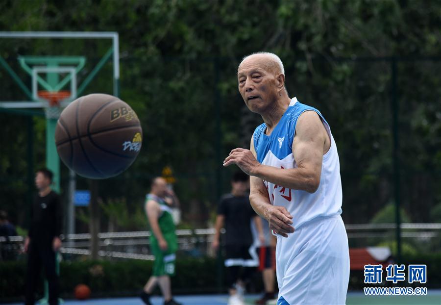 全民健身：济南“90后”坚守70余年篮球梦