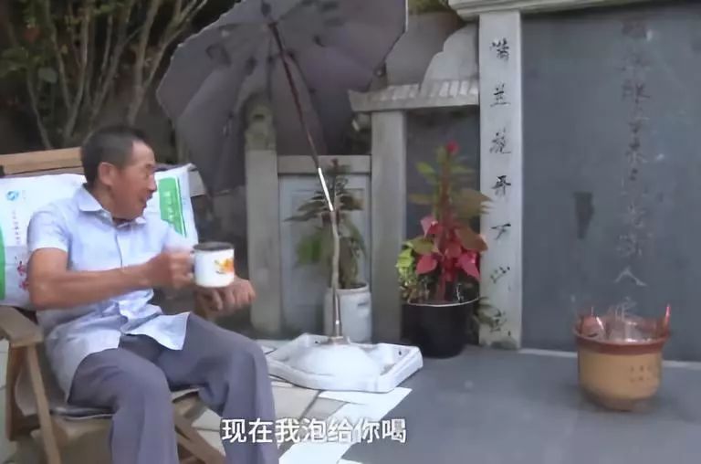 「新华社」“十年生死两茫茫，不思量，自难忘”