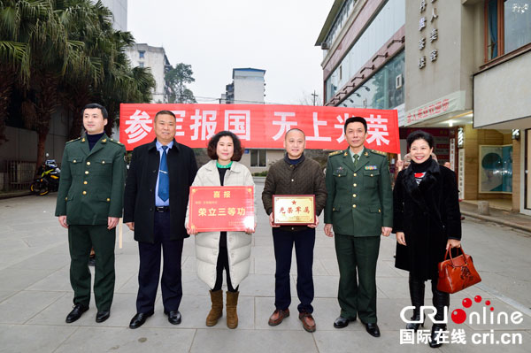 图片默认标题_fororder_军地领导向军属发放喜报和奖励金(摄影-廖志全）