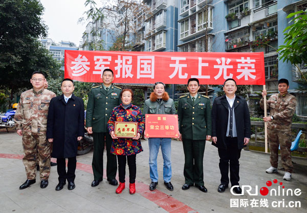 图片默认标题_fororder_军地领导与军属合影（摄影-廖志全）