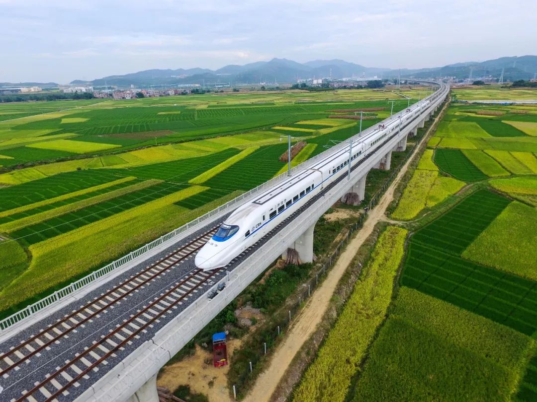 正在一点一滴地悄然改变      这些年   中国正加速成为"高铁之国"