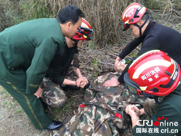 图片默认标题_fororder_消防官兵对落水者采取现场救急（雅安消防支队-供图）