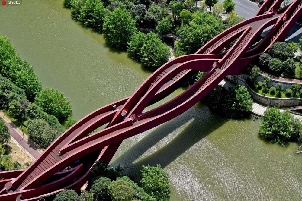 迷子にご注意！ 長沙の「中国結」の歩道橋_fororder_1