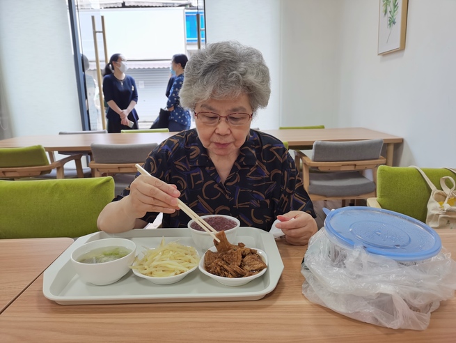 上海市、住宅団地内の養老施設を整備_fororder_A-0810(陈阿姨在长宁区虹桥街道社区综合为老服务中心一层的为老助餐服务点吃午餐)