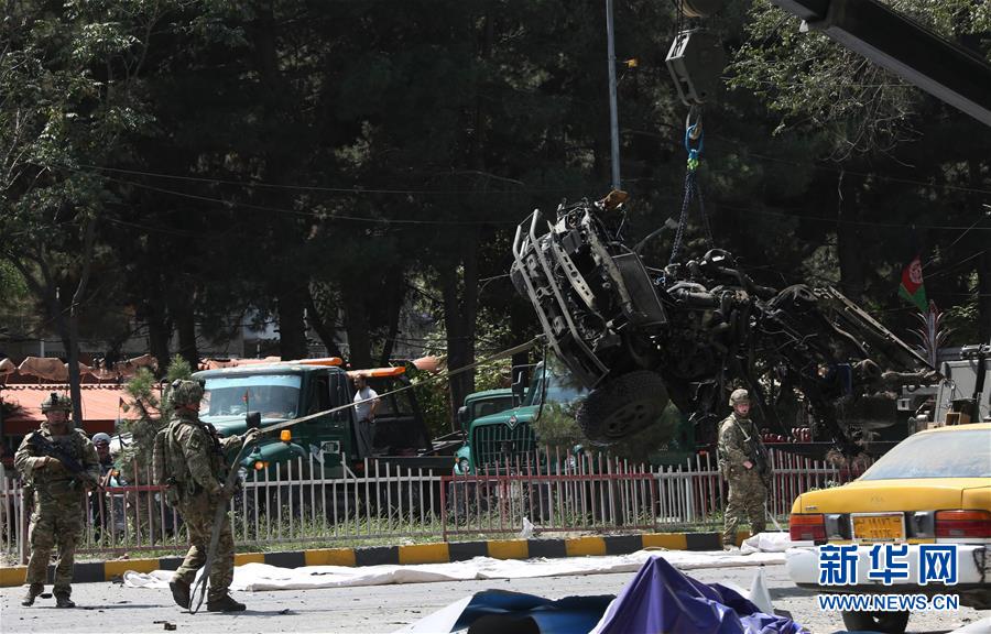 「新华网」阿富汗首都发生汽车炸弹袭击致10人死亡(组图)
