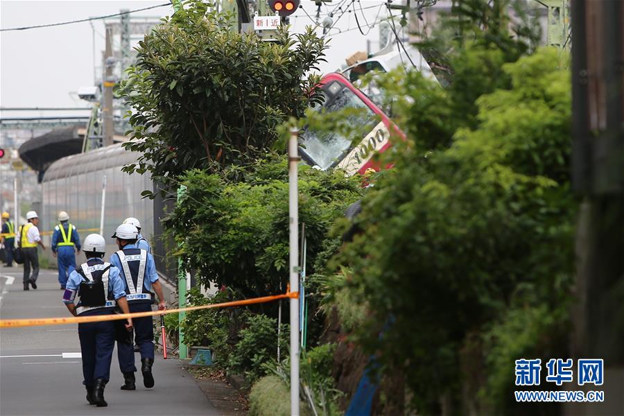 新华网■日本神奈川县一电车与卡车相撞致1死34伤(组图)