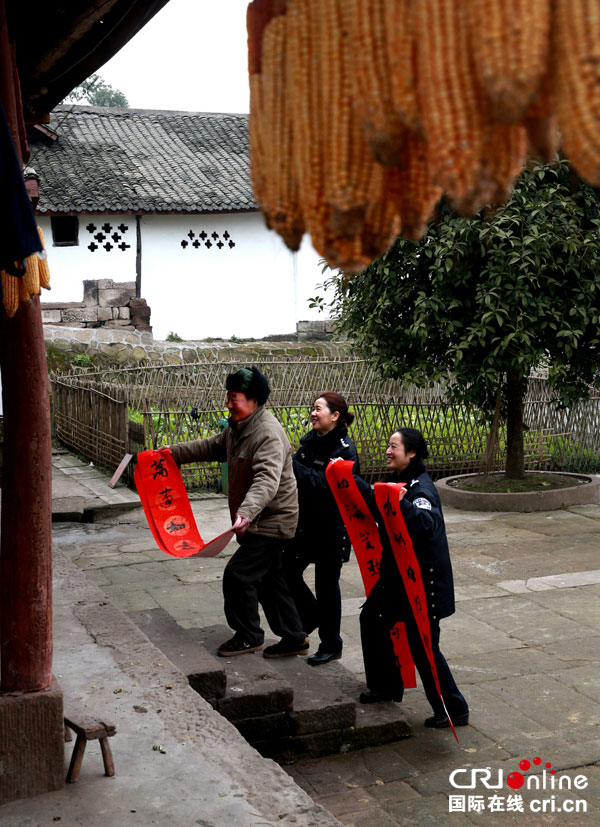 图片默认标题_fororder_民警送春联入户--摄影-郑继明