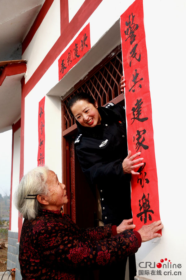 图片默认标题_fororder_民警帮助乡亲贴对联-摄影-郑继明