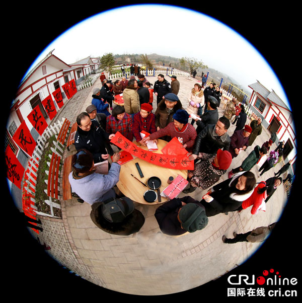 图片默认标题_fororder_为广大村民免费写春联-摄影-郑继明