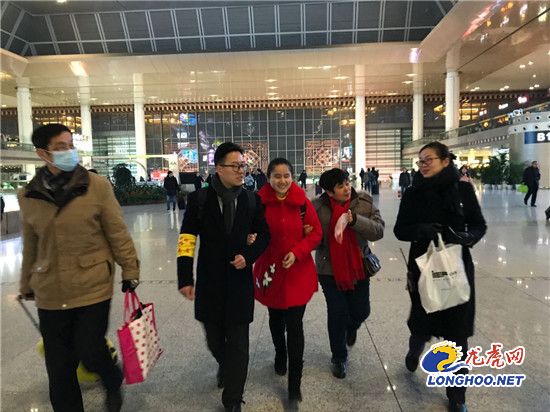 回家过年暖心相伴 他们帮扶送站成为盲人的“眼睛”